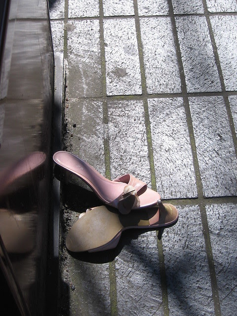 kick off yer shoes