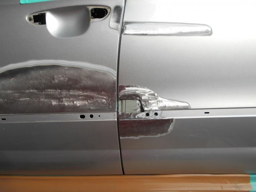 車の板金修理 ドアを擦って切れて穴が開いた時のプロの修理方法