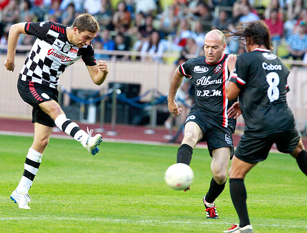 Petrov durante futebol beneficente de pilotos da Fórmula 1 (Foto: Reuters)