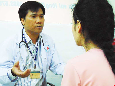  TS-BS Đinh Vinh Quang đang khám cho một bệnh nhân trầm cảm. Ảnh: TRẦN NGỌC