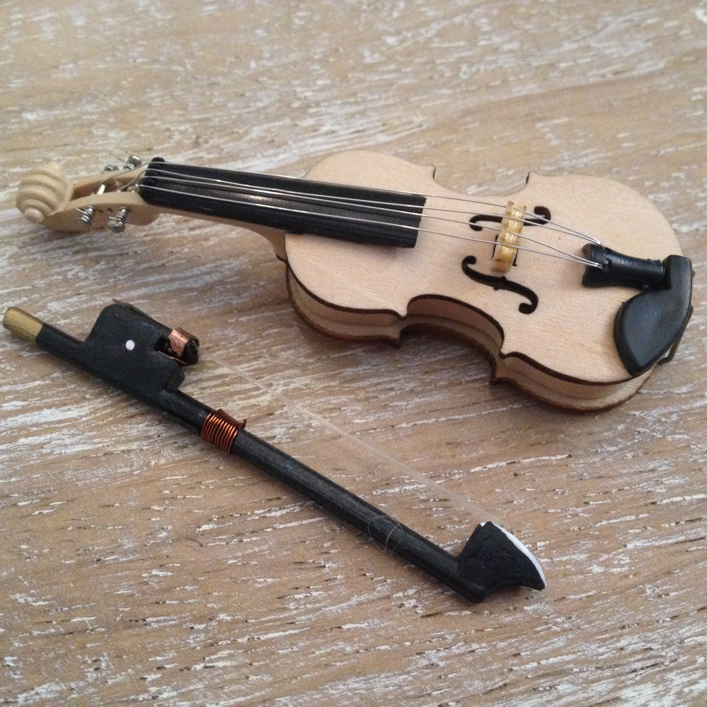Geige mit Bogen, für Puppenstuben, Holz unbemalt | Art & Fun