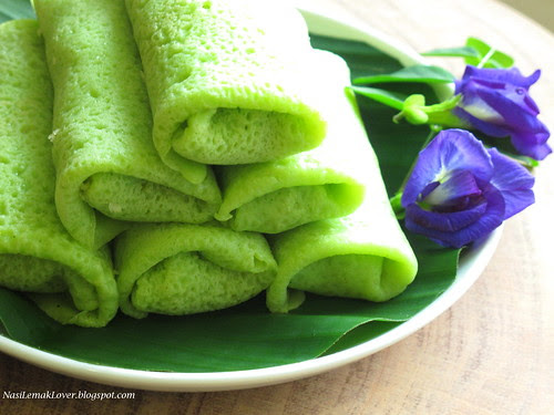 Kuih Ketayap (Crepe with sweet coconut filling)