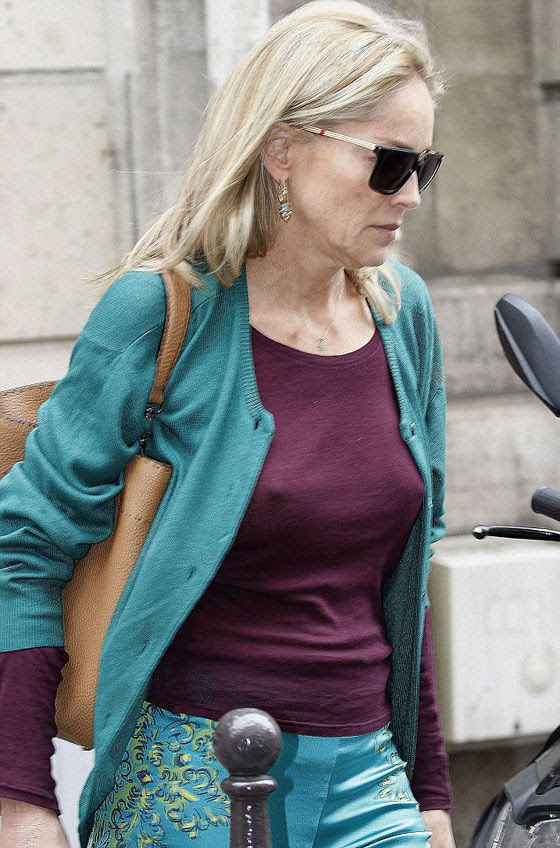 شارون ستون تتنقل بباريس من دون ارتداء حمالة صدر 