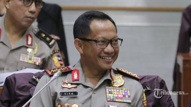 Kapolri Jelaskan Kenapa Buku Jokowi Undercover Tidak Bisa Disebut Karya Ilmiah http://ift.tt/20kt43r - Berita Buku Jokowi Undercover Terkini Terbaru Hari Ini - Kapolri Jenderal Pol Tito Karnavian menyebut buku Jokowi Undercover menurut keterangan yang diterima Polri hanya dicetak sekitar 300 eksemplar dan belum semuanya disita Polisi. 
