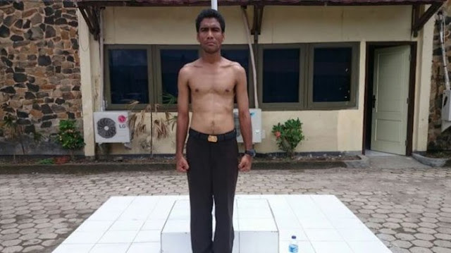 Viral! Kisah Polisi yang Teriak 'Saya Makan Gaji Buta, Saya Sampah Masyarakat' http://ift.tt/20kt43r - Berita Terbaru Terkini Hari Ini - Anggota Kepolisian Resor Dompu, Nusa Tenggara Barat, Brigadir YM, Sabtu (18/3/2017), terpaksa harus menjalani hukuman berat. Anggota yang bertugas di Satuan Tahanan itu dihukum lari keliling lapangan dengan memikul lonceng seberat 50 kilogram.