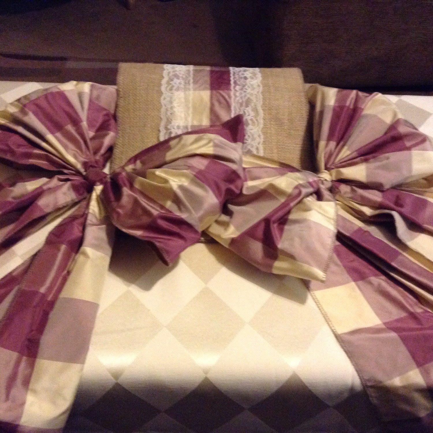 1 burlap table runner (72 inches long), lined with mauve and cream silk taffeta, and off-white lace. Includes two matching bows per runner.