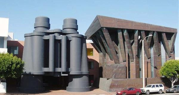 Chiat / Day Building by Frank Gehry (1991) - Los Angeles, California