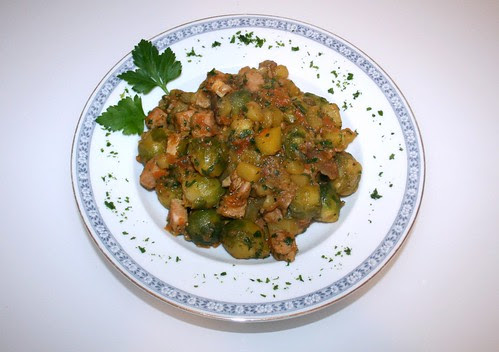 34 - Rosenkohl-Kassler-Pfanne mit Steinpilzen / Brussels sprouts smoked pork stew with yellow boletus  - Serviert by JaBB