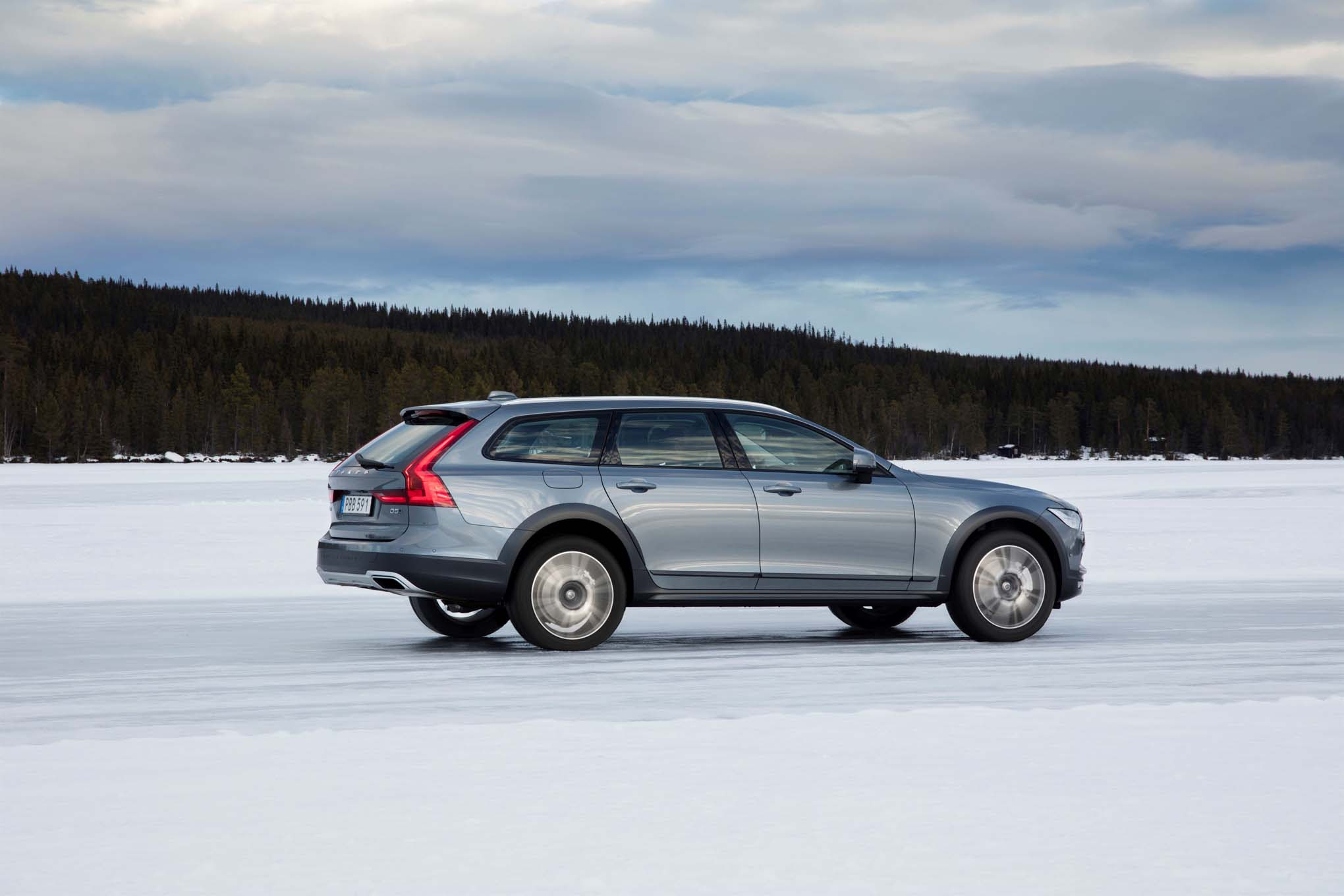 2017 Volvo V90 Cross Country rear side in motion