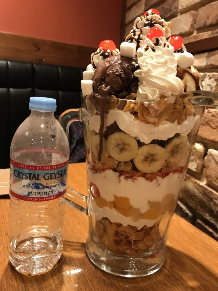 デブ活 女子大生2人がシェーキーズの巨大パフェ食べてみた ヒトツマミ