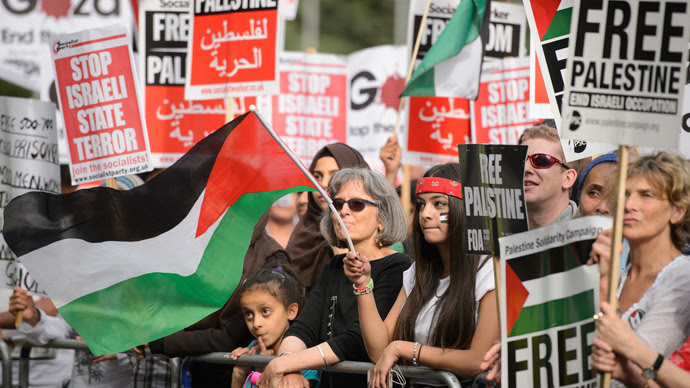 Ondas demonstrador a bandeira palestina durante um protesto perto da embaixada israelense no centro de Londres, em 01 de agosto de 2014. (AFP Photo / Leon Neal)