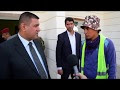 محافظ المثنى الدكتور فالح الزيادي يكرم عامل نظافة في بلدية السماوة لإكتش...