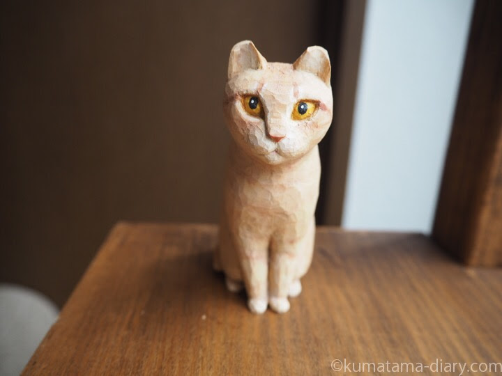 ミルクティー色の猫さんを木彫りで作りました