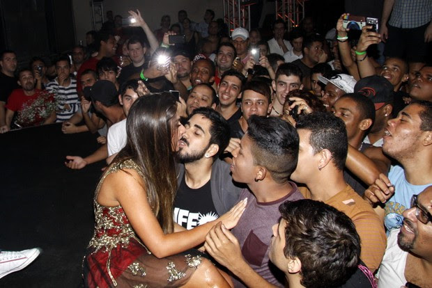Nicole Bahls é coroada rainha em boate gay (Foto: Felipe Assumpção / AgNews)