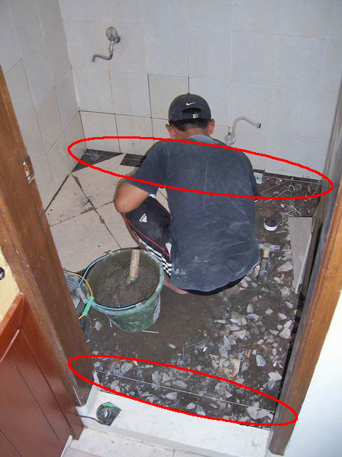 Cara pasang keramik lantai kamar mandi dengan posisi Cara pasang keramik lantai kamar mandi dengan posisi