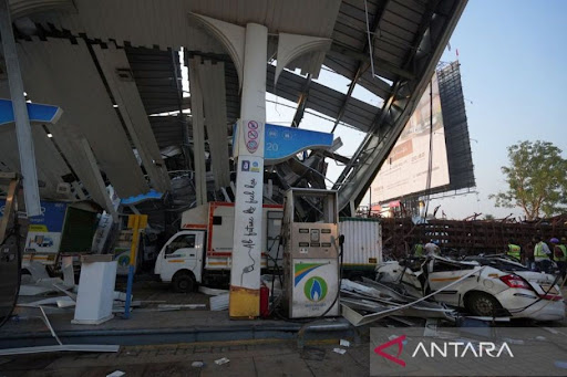 Papan reklame di India roboh, 14 orang tewas dan 74 terluka - Antaranews 