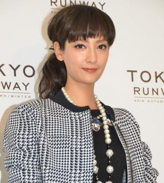 25歳の菜々緒も悩む 若くても生える白髪の原因と対処法 白髪染め 情報館