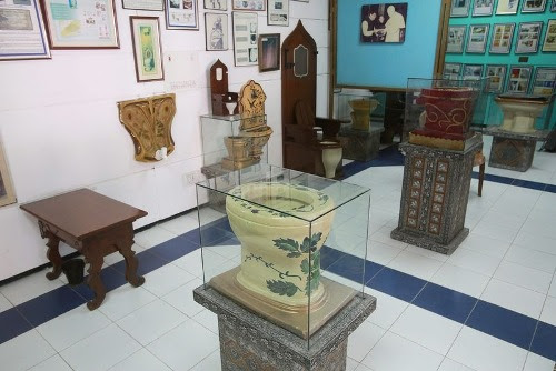Nhiệm vụ của Sulabh International là tăng cường các thói quen an toàn vệ sinh và cung cấp những toilet công cộng trên toàn Ấn Độ. Nó xây dựng và duy trì hàng trăm nhà vệ sinh công cộng ở các thành phố lớn, bao gồm những khu du lịch hút khác như Pháo đài Đỏ ở Delhi, đền Taj Mahal ở Agra cũng như rất nhiều làng mạc trên khắp đất nước rộng lớn này. 50.000 tình nguyện viên tham gia nên Sulabh International đang là tổ chức phi lợi nhuận lớn nhất ở Ấn Độ.