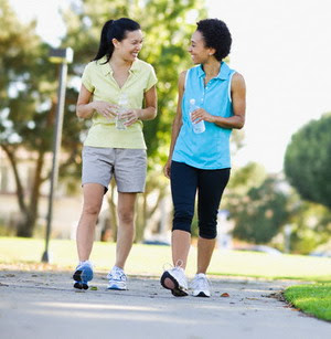 Olahraga luar ruang berjalan kaki untuk kesehatan jantung, bisa dilakukan sambil bercakap-cakap.