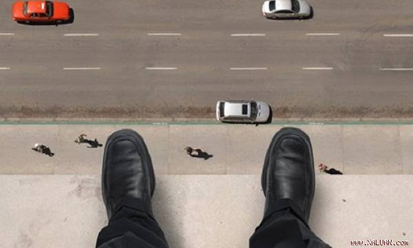 Cụ ông 70 tuổi người Nhật nhảy lầu tự tử