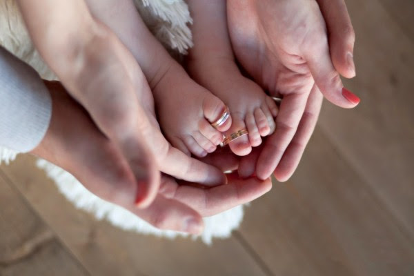 Piecitos De Bebe En Las Manos De Papa Y Mama 306