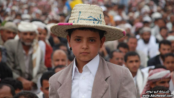 صور حول العالم : أكبر تجمع مناطيد + فيل يلعب كورة وشمبانزي يرضع نمر .. والمزيد