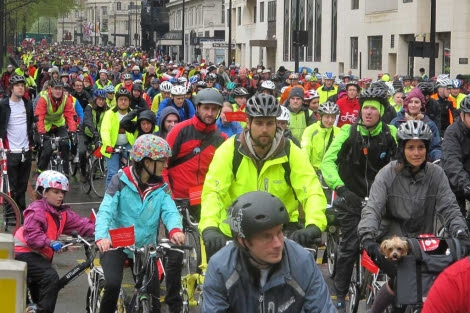 La serpiente multicolor a su paso por Park Lane (Londres). | C. Fresneda