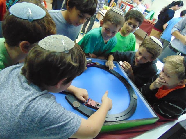 
Những học sinh tại trường Tiểu học cuả Jerusalem (Israel) hào hứng trong giờ học. Ảnh: Thu Hà.
