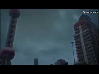 Humanoide Volador es impactado por Rayo / Flying Humanoid Caught on Camera During Storm