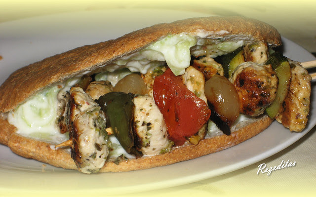 SOUVLAKI EN PAN DE PITA INTEGRAL