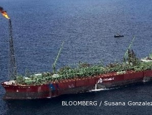 Stok bensin AS menumpuk, harga minyak tumbang hingga sore ini