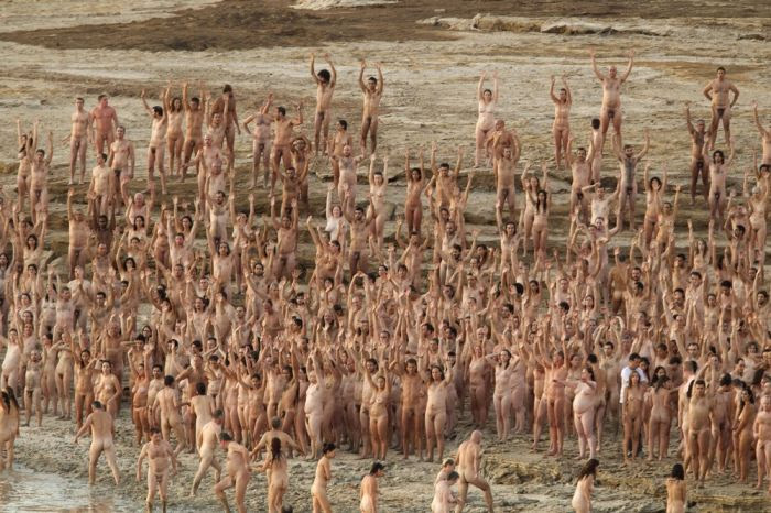 Freedom of Tunick: Naked thousand on the Dead Sea (9 photos)