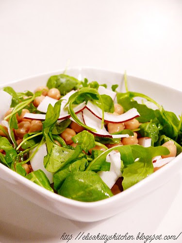 insalata di ceci, scaglie di cocco e rucola