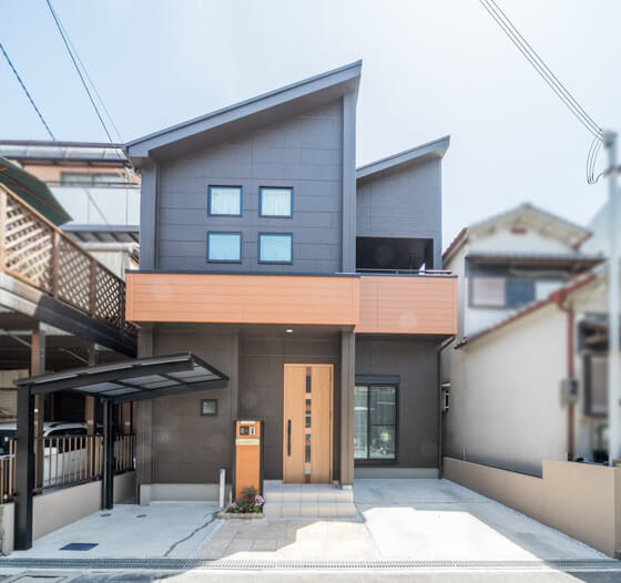片流れ屋根のモダンな外観 パワーボードは大谷石とボーダーストン 注文住宅ブログ 大阪京都で注文建築専門の工務店は匠建枚方