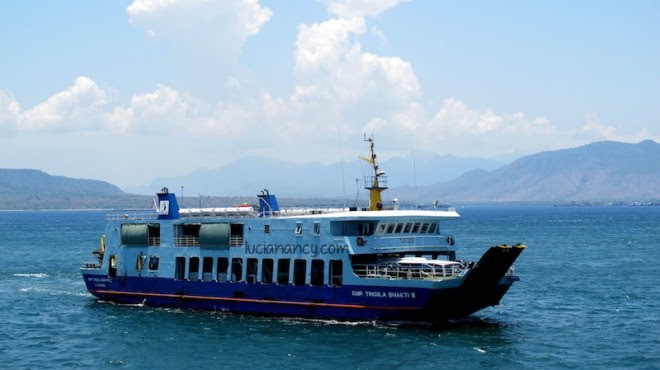Ferry lain yang juga menyebrang pagi itu.