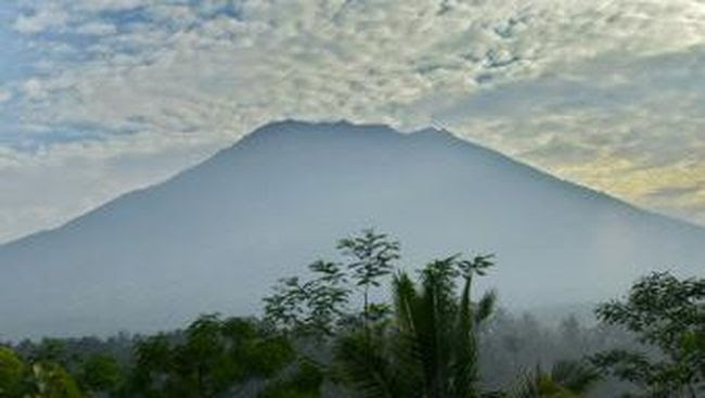 Hoax! Beredarnya Video Erupsi Gunung Agung di WhatsApp