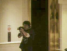 Imagem de Robert Hawkins durante os disparos no shopping de Omaha, Nebraska