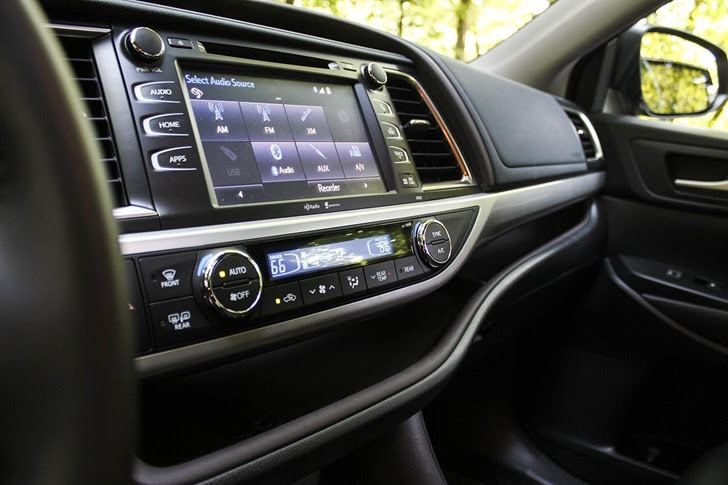 toyota-entune-center-console-angle-1500x1000