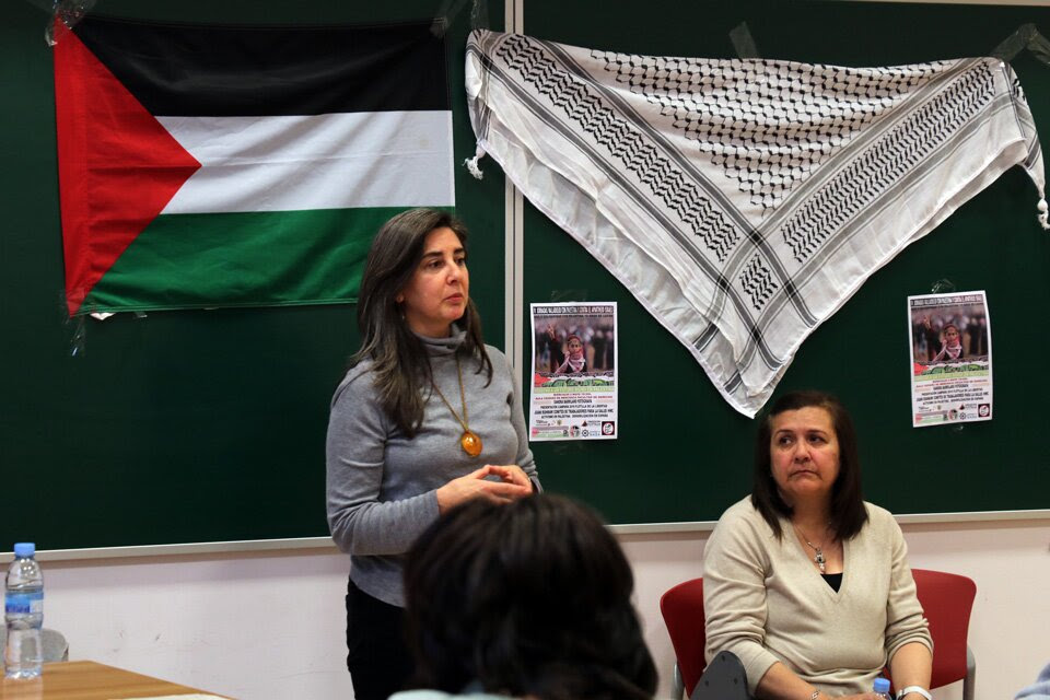 Sandra Barrilaro, de Rumbo a Gaza, junto a Juani Rishmawi. FOTO: Jorge Ovelleiro