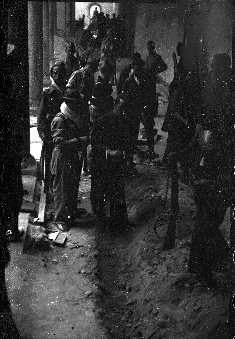 Preparación de las mangas de gasolina para prender fuego en el Museo de Santa Cruz. Fondo del Estudio Fotográfico Alfonso. Archivo General de la Administración. Ministerio de Cultura