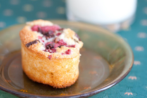 Raspberry and vanilla friand with cacao nibs / Vaarika-vanillifriandid kakaotükikestega