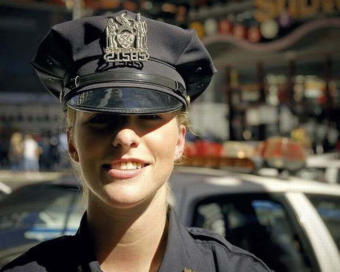 Hot Women in Uniform (40 pics)