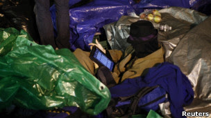 Manifestante se prepara para dormir em parque próximo a Wall Street, entre sexta e sábado (Reuters)