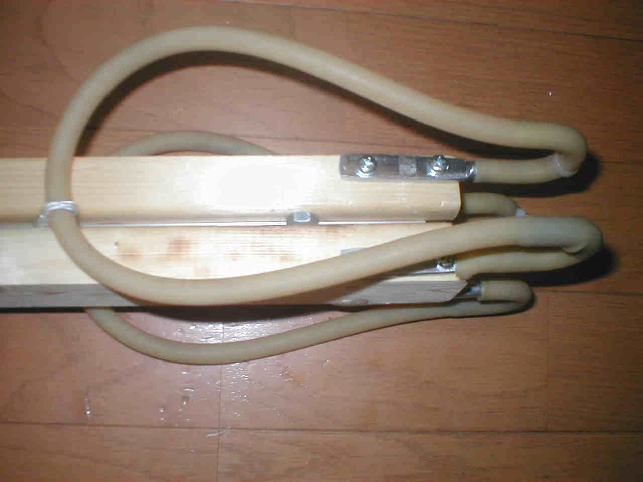 木製スリングライフルの作り方 スリングライフル自作講座 長さは自由ですが６５ｃｍから１ｍ程の２ ４の木材の斜線部位外 端から２ ５cmの部分をホームセンターで切ってもらいます 試作品ですので仕上げは汚いですが 精度は良く出来てます この試