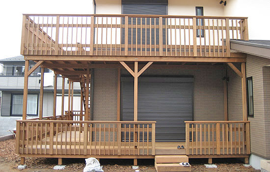 ウッドデッキつきの犬小屋 木製の自転車置き場 上下の行き来が出来るウッドデッキ スペースウッド