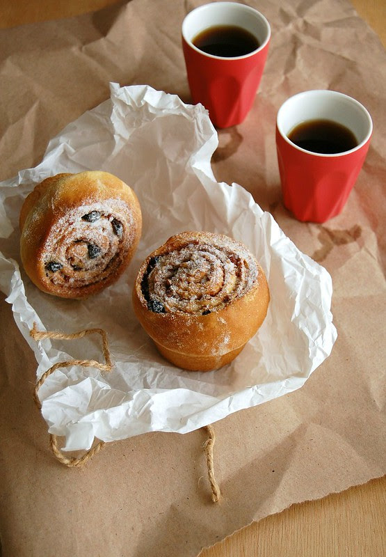 Spiced orange and currant rolls / Pãezinhos de laranja, canela e passas de corinto