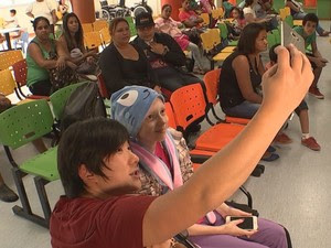 Mágico youtuber fez questão de conhecer e gravar vídeo com a Lorena  (Foto: Gabriel Torres/ TV TEM)