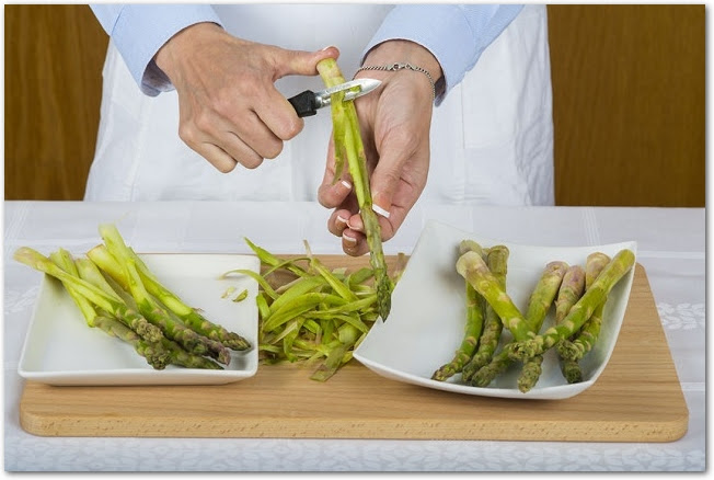 アスパラの下処理の方法は はかまはどこまで 根元も食べる バズふろ