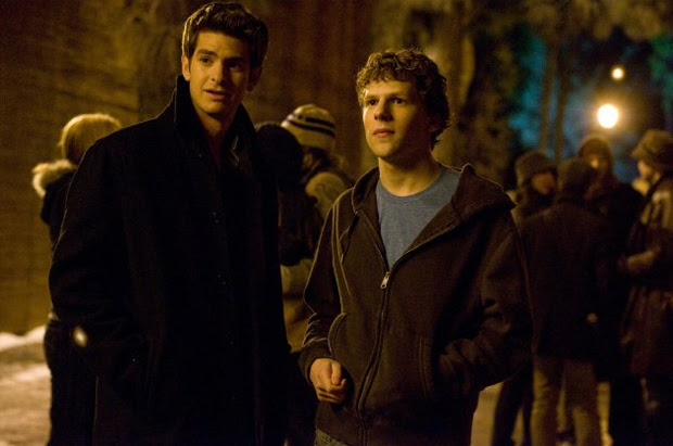 Os atores Andrew Garfield (à esquerda) e Jesse Eisenberg no filme "A rede social". Garfield interpretou Saverin na obra (Foto: Divulgação/Columbia Tristar Marketing Group)