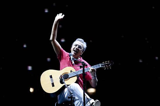 Caetano Veloso canta na festa de Réveillon organizada pela prefeitura de Fortaleza